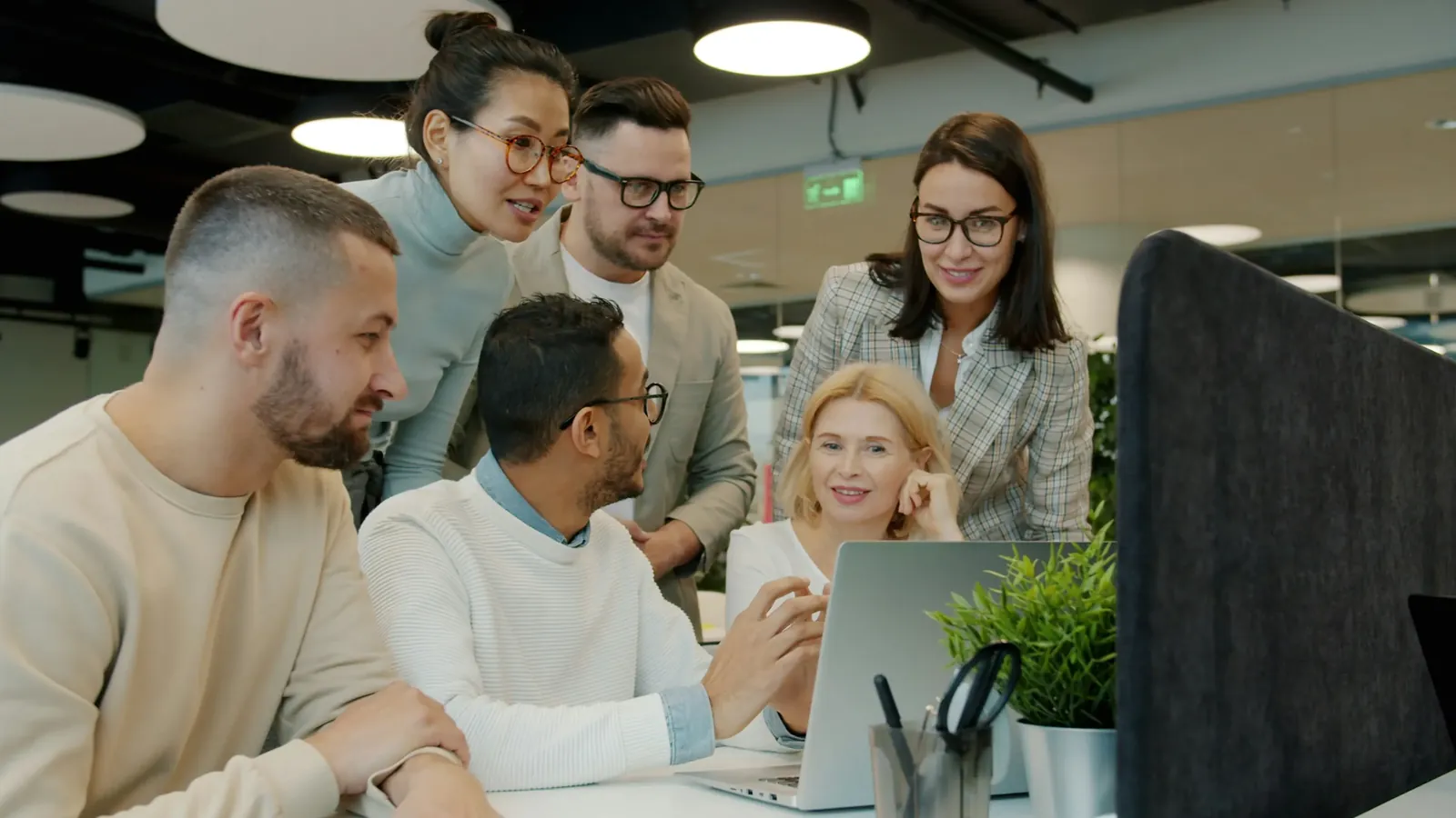 Een team overlegt rond een laptop